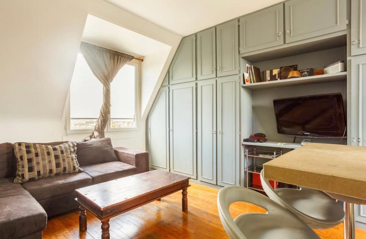 Beautiful Apartment With A View Of Eiffel Tower In Center Paris Exterior photo
