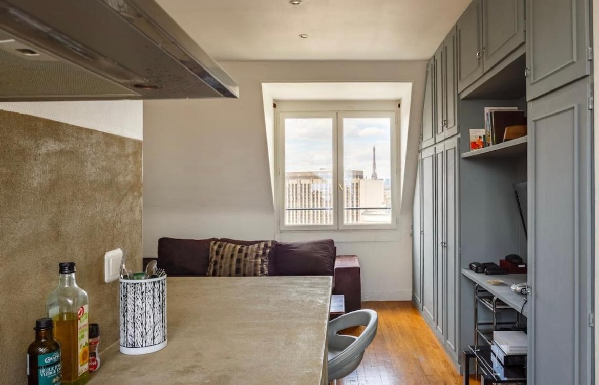 Beautiful Apartment With A View Of Eiffel Tower In Center Paris Exterior photo